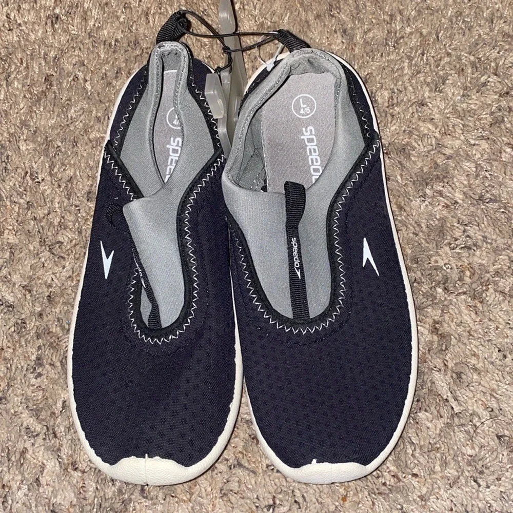 Speedo Water shoes black/gray/white Size L 4/5 Never worn - NWT
